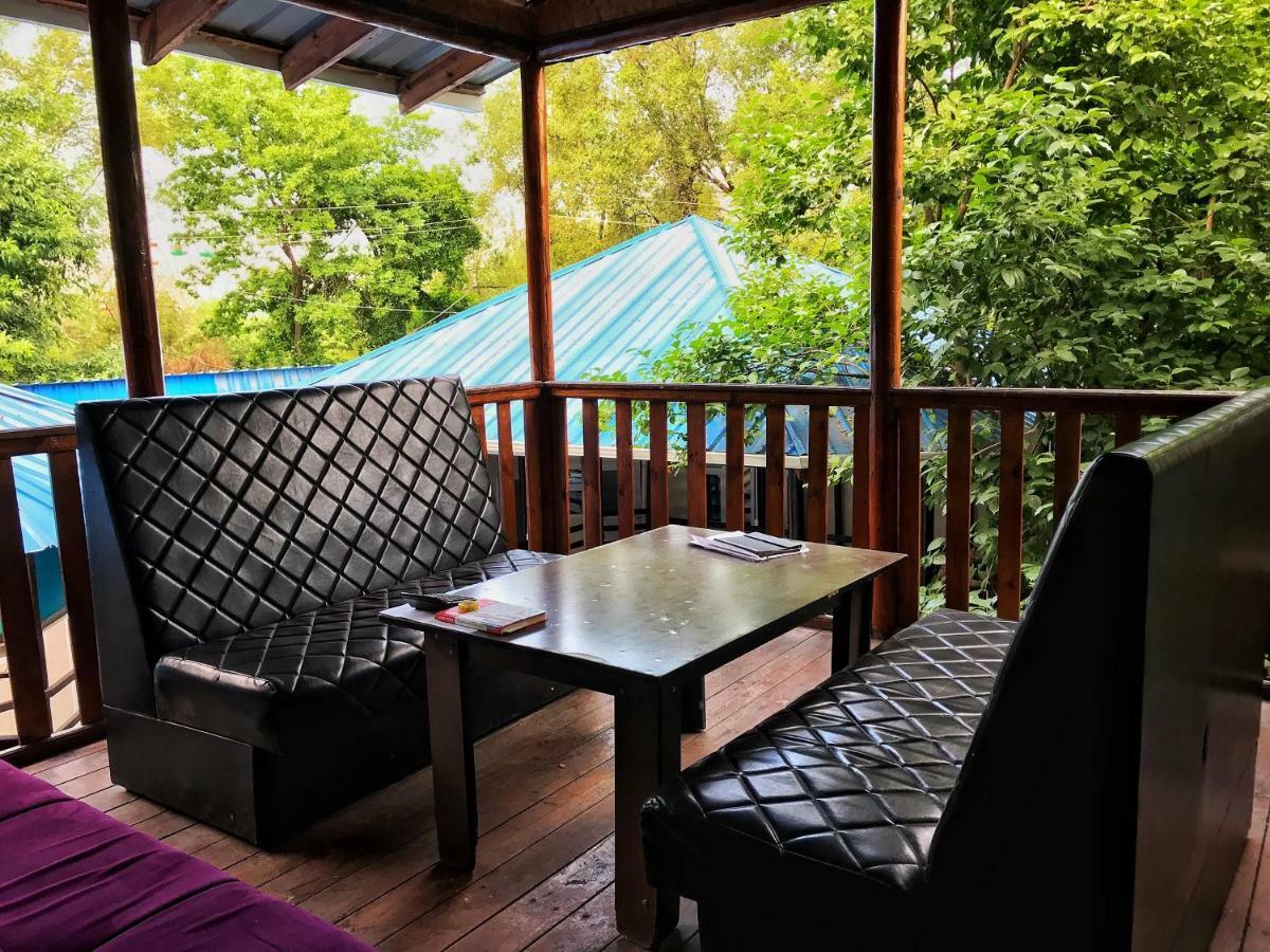 Park Hostel Osh Bagian luar foto