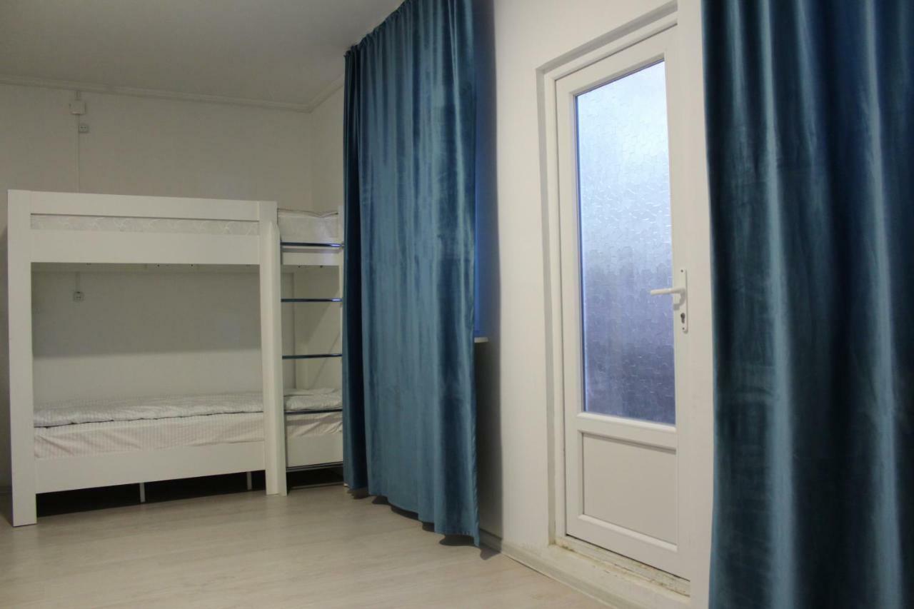 Park Hostel Osh Bagian luar foto