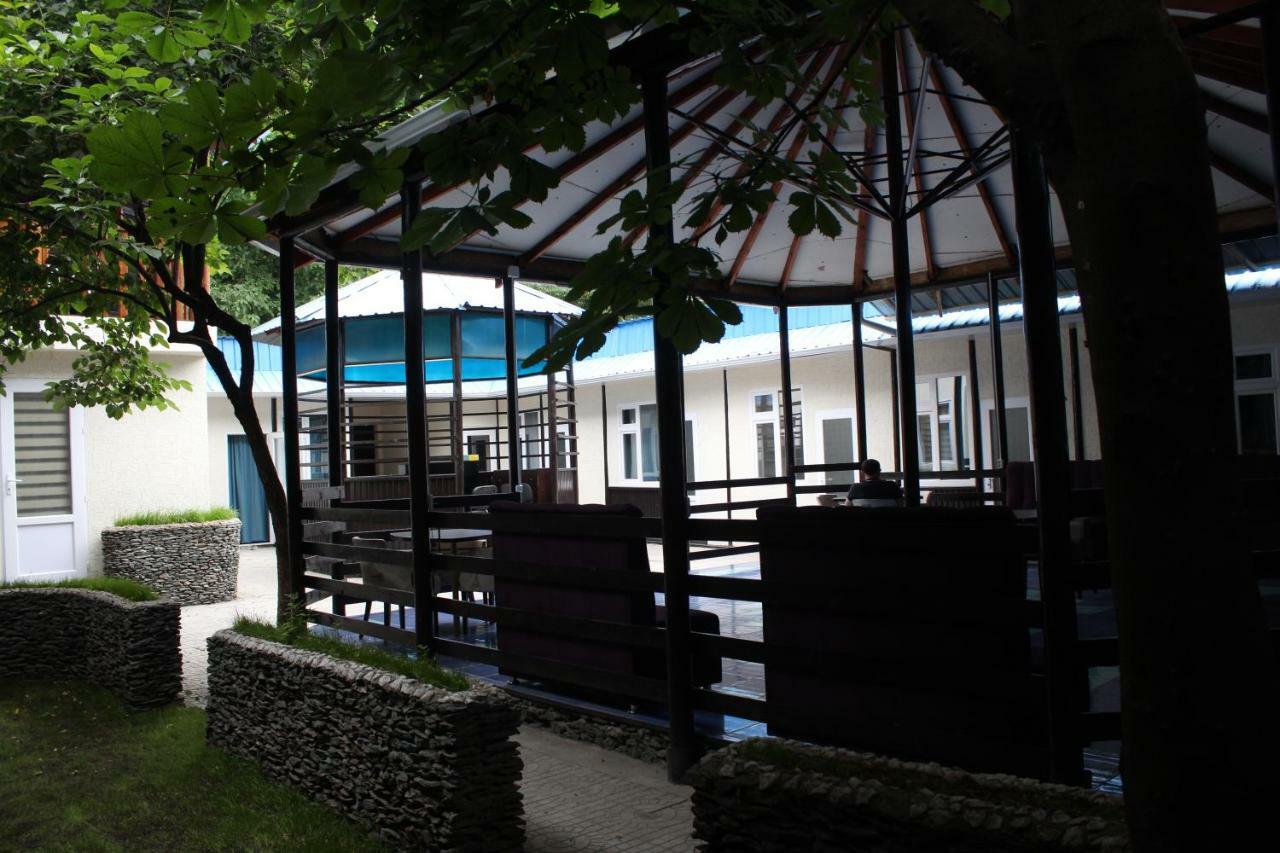 Park Hostel Osh Bagian luar foto
