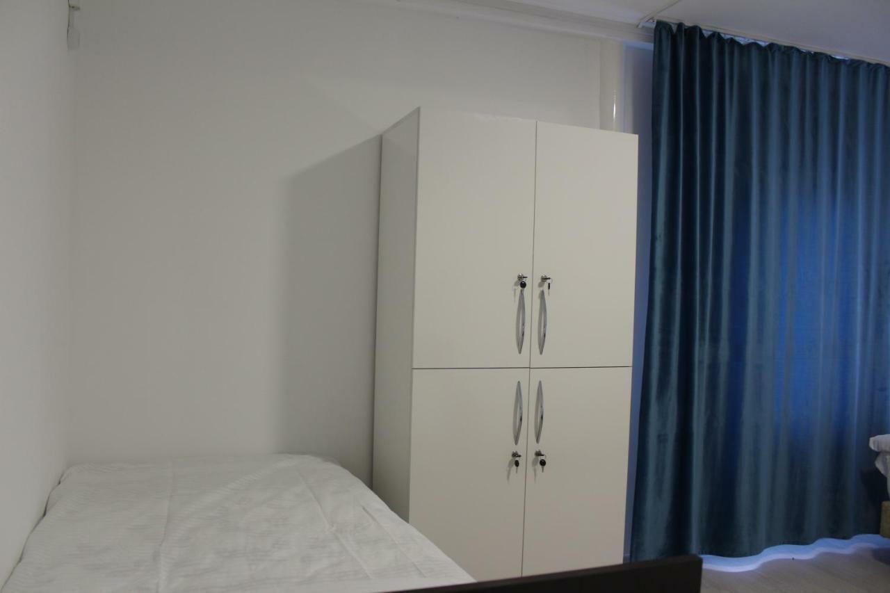 Park Hostel Osh Bagian luar foto