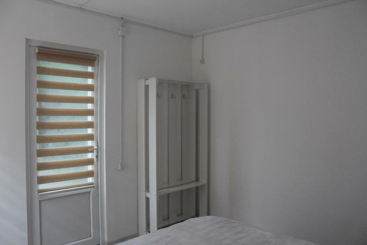 Park Hostel Osh Bagian luar foto