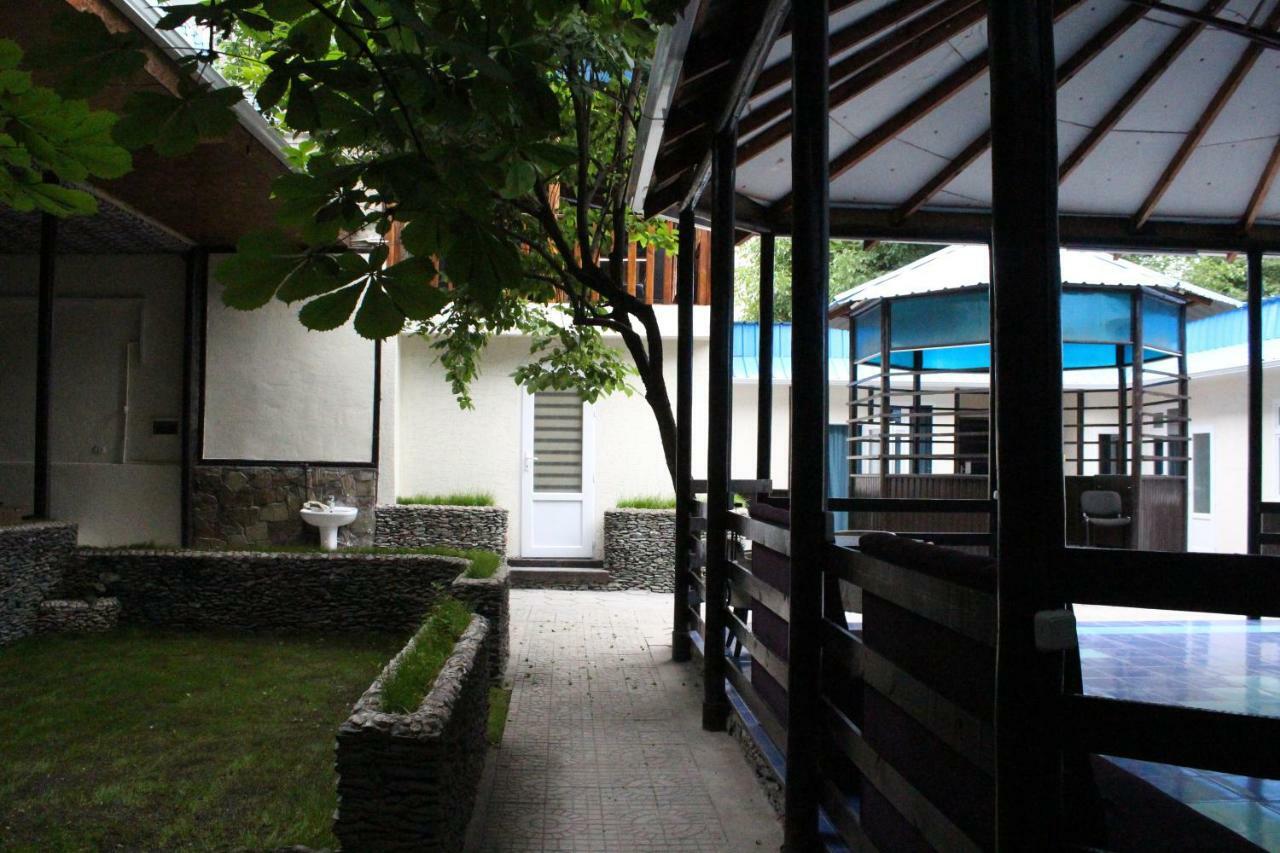 Park Hostel Osh Bagian luar foto