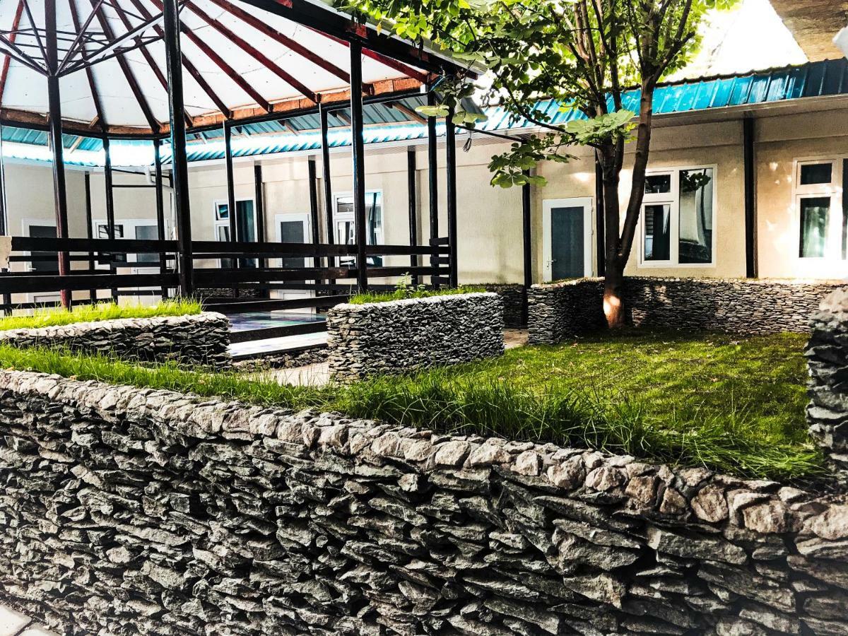 Park Hostel Osh Bagian luar foto
