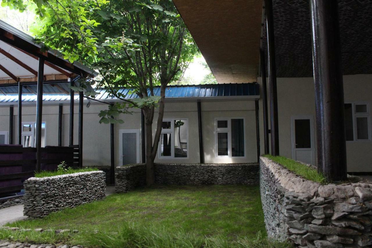 Park Hostel Osh Bagian luar foto