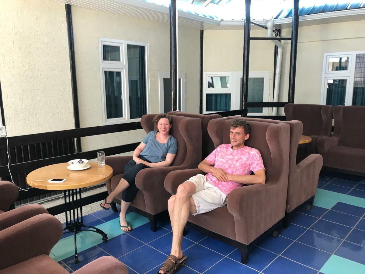 Park Hostel Osh Bagian luar foto