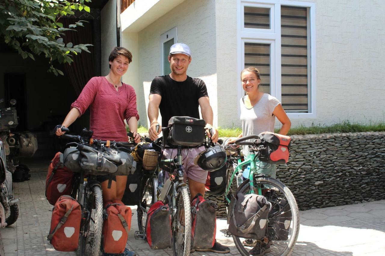 Park Hostel Osh Bagian luar foto